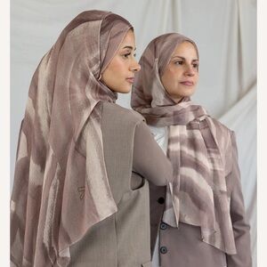 Vela Scarves Cocoa sediment - size standard